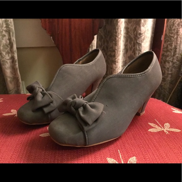 Modcloth Shoes - Retro style grey booties